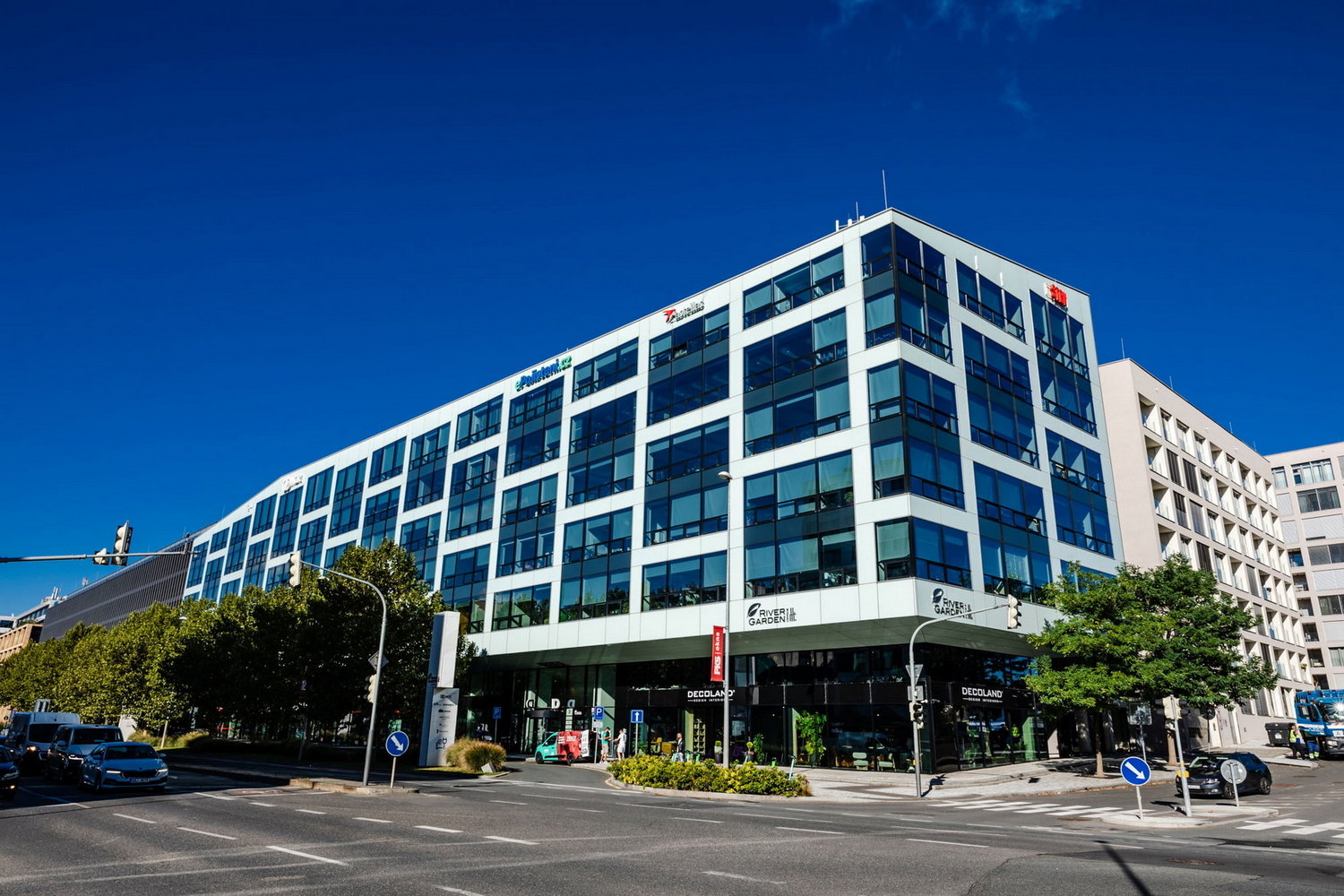 Katalog firem na Rohanském nábřeží: Kompletní seznam všech podniků – rohanskenabrezi.cz