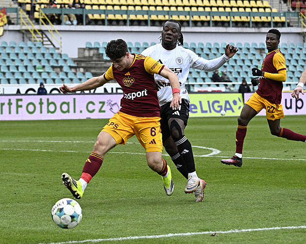 Dukla - Zlín 0:0, bezgólová premiéra kouče Šustra. Hosté v závěru zahodili penaltu