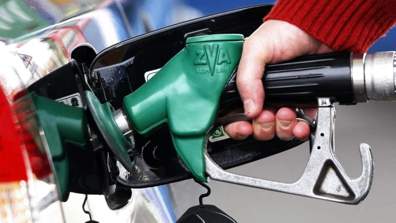 Ceny pohonných hmot klesají, meziročně o více než tři koruny. V kterém kraji jsou nejlevnější?