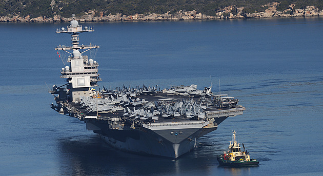 Letadlová loď Gerald Ford se přesouvá do bojové pozice, F-22 se rozmisťují v Izraeli