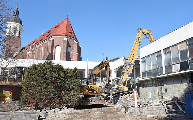 VIDEO: Ikonická Slezanka jde k zemi, v okolí sledují vibrace i případné trhliny