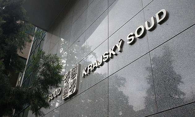 Psal o vystřílení i semtexu. Za výhrůžky na internetu uložil soud muži podmínku