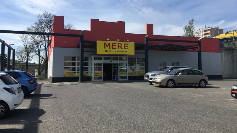 Ruský řetězec Mere v Česku dál expanduje. Lidi láká na nízké ceny, nakupují přímo z palet
