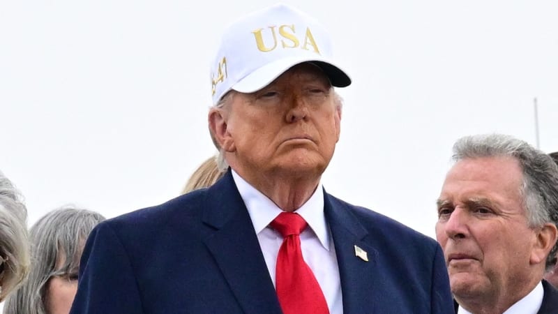 USA zničí hrozby v Hormuzském průlivu, slíbil Trump. Útoky na Írán zatím nekončí