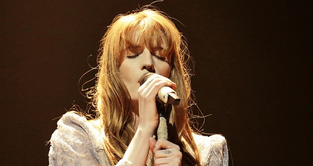 Vlajku neberte! Florence and The Machine se na pražském koncertě zastali Ukrajinců
