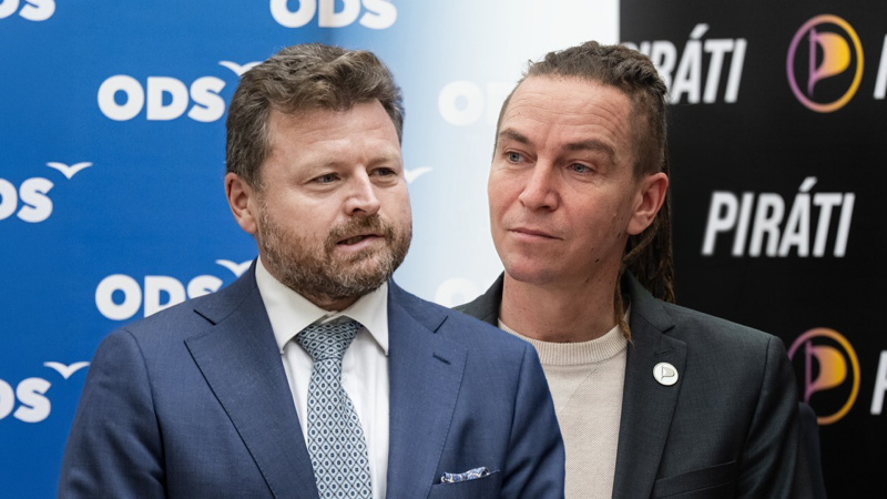 Spor opozice o bydlení: Hejtíte trh, tepal Munzar Piráty. Ty kecy mě nebaví, vpálil mu Bartoš