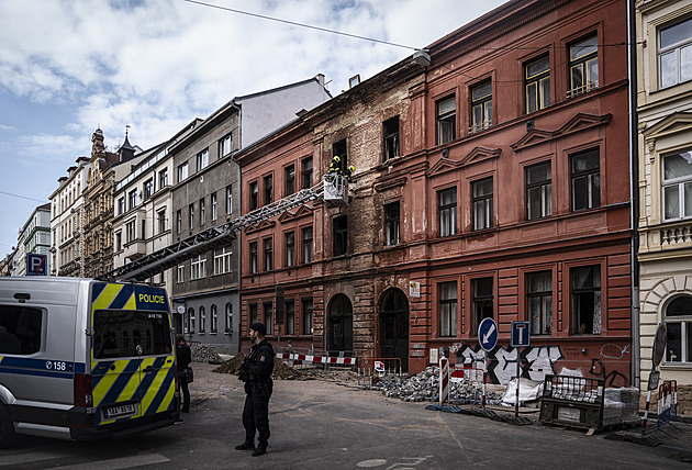 Náhradní byty pro lidi z domu zničeného požárem. Nájem zřejmě uhradí pojišťovny