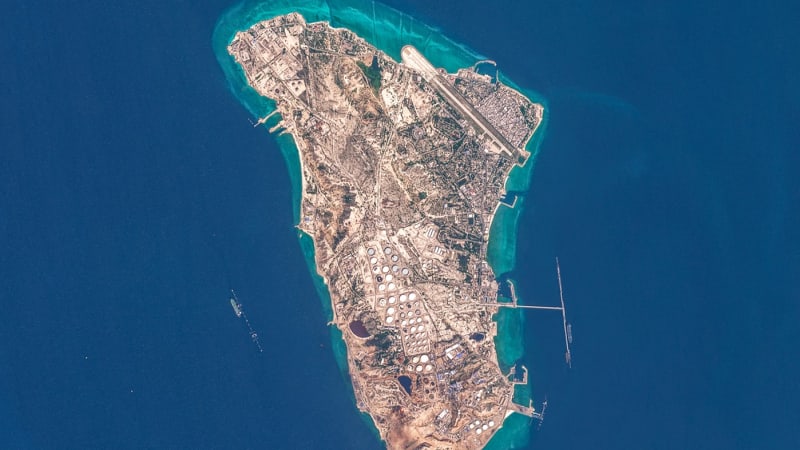 Trump zasáhl ropné srdce Íránu. Proč je malý ostrov Charg pro Teherán životně důležitý?