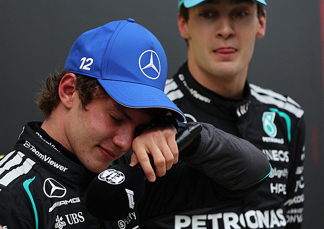 Je příliš mladý, potřebuje čas... Teenager Antonelli slavil v slzách, v Číně si splnil sen