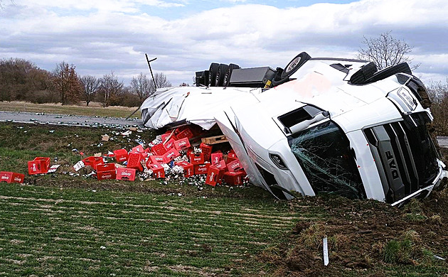 Smolný den pro náklaďáky. Boural kamion s pivem a cisterny s mlékem i cementem