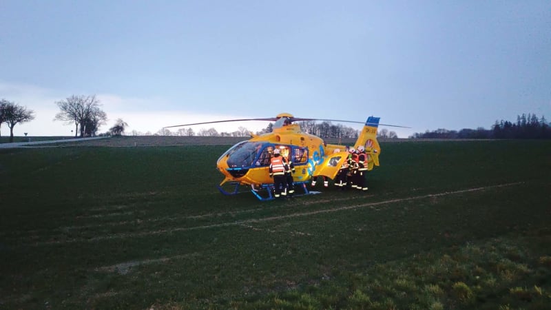 Mrtvý a pět zraněných po srážce sanitky s autem u Českých Budějovic. Policie o detailech mlčí