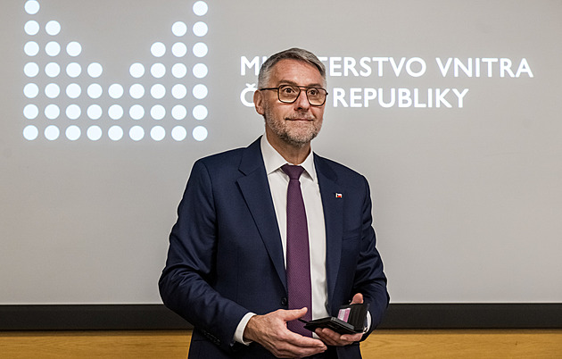 Policie má čtyři verze vzniku požáru. Vláda posoudí, zda šlo o terorismus