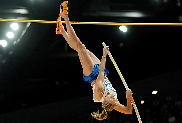Amálka velké závody umí, říká trenérka Kudličková. Diskutovaly nad výběrem tyče