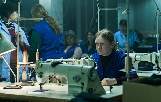 RECENZE: Pacientka nula zanesla covid do továrny. Komunita ji odvrhne a zahájí lynč