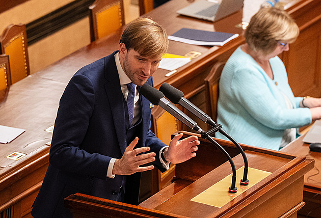 Menší pojišťovny dostanou 7,9 miliard z VZP. Opozici vadí okradení pojištěnců