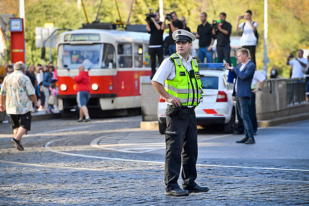 Seniora v Praze srazila tramvaj. Utrpěl mnohočetná vážná zranění