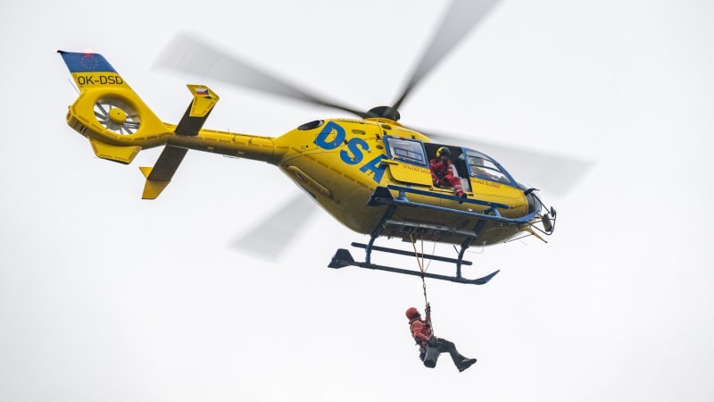 Vážná nehoda uzavřela dálnici D11. Zraněné je i dítě, na místo letí vrtulník