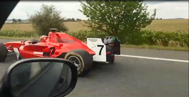 Řidič formule, který se proháněl po dálnici, dostal pokutu deset tisíc