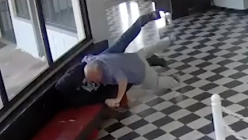 Muž vtrhl do školy a zahájil palbu. Masakru zabránil ředitel, hrdinnou akci natočila kamera