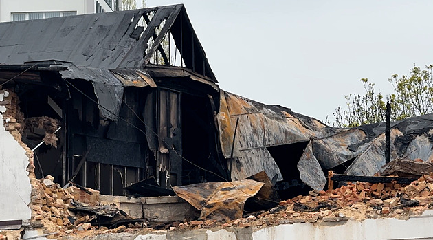 Hasiči zlikvidovali požár ubytovny a vyčíslili škodu. Střechu dál monitorují