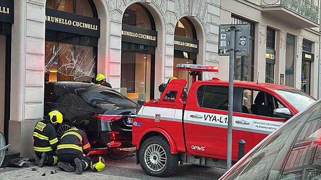 Řidička seniorka prorazila autem výlohu luxusního obchodu v Praze