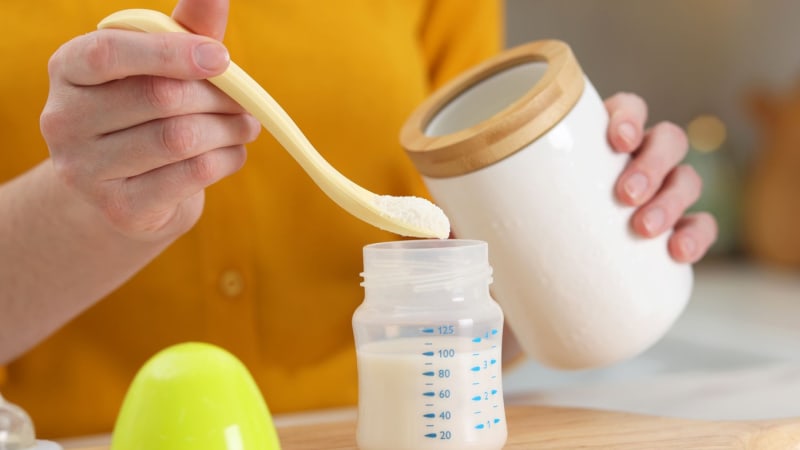 Zákaz prodeje 120 šarží kojeneckých výživ v Česku. Kvůli toxinu hrozí milionové pokuty