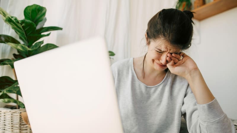 AI nemilosrdně semele mladé Čechy, plyne z průzkumu. Firmy chtějí omezit nábor absolventů škol