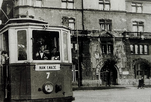 Před 70 lety Opavou jela poslední tramvaj. Zbyly úchyty trolejí i symbolický vůz
