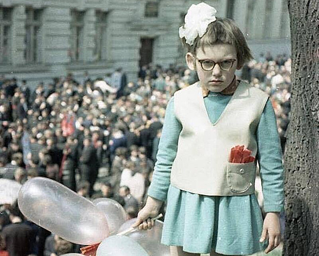 Nesměj se, chybí ti zub! Načuřená holčička překazila Sovětům idylu prvního máje