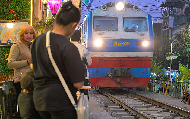 Cestovatelé se tu dobrovolně vrhají pod vlak. Hanoj je smrtící hvězdou sítí
