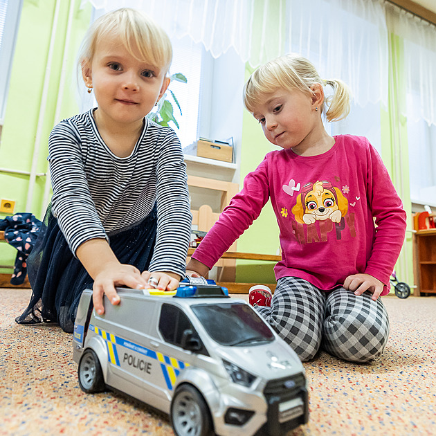 Dětí je málo. Školky už berou i dvouleté, některá města začínají řešit slučování