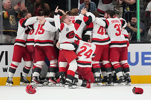 Překvapivé trio, nově příchozí i další z bratrů. Kdo táhl Carolinu ke Stanley Cupu?