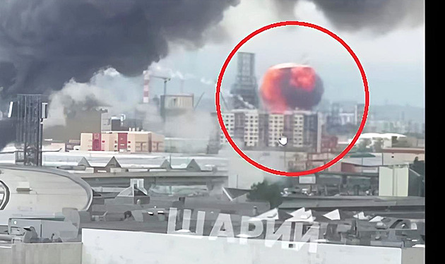 Jako UFO. Exploze v Moskvě urvala střechu ropné nádrže, letěla vysoko do vzduchu