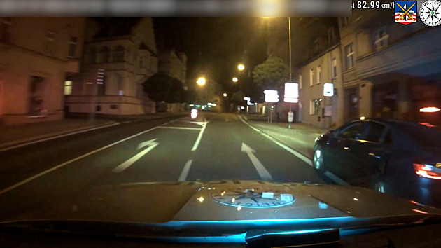 Babičce ukradl peníze i auto, při honičce s policií se řítil obcí stočtyřicítkou