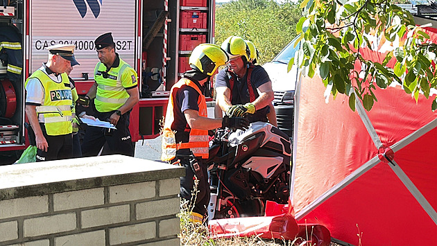 Motocyklista zahynul v pražských Letňanech, střetl se s osobním autem