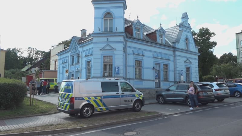 Expartner usmrtil vedoucí pošty v Dalovicích. Při útěku havaroval a prostřelil si hlavu