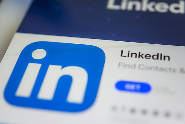 LinkedIn je nový Tinder. Profesní aplikace pomáhá k seznámení stále více lidem